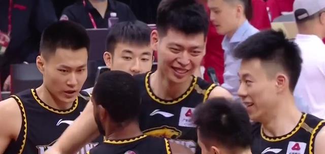 郭艾伦|郭艾伦离队！杨鸣闭口不谈郭艾伦却一口气签下五名球员！