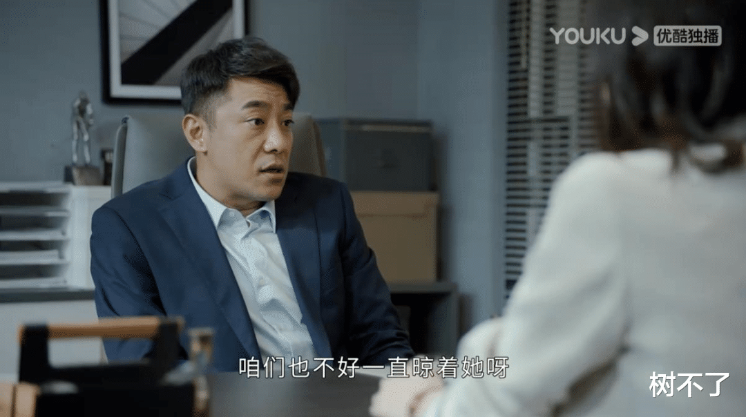 |倒追女助理，亲嘴被曝光了？