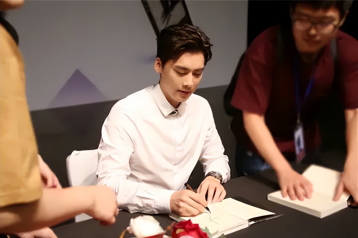 李易峰|“背景强大”李易峰:捏脸王思聪,被多次袒护,两人到底啥关系?