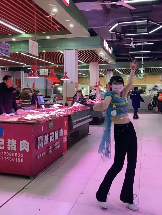 女子和老公卖猪肉,闲时在摊位旁跳舞,没引来顾客却引来大妈围观