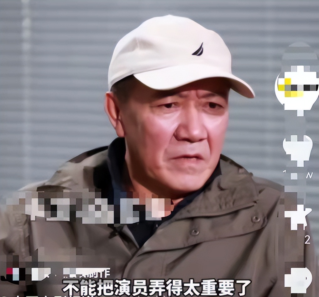 哮天犬|老戏骨“哮天犬”现身机场抽100元香烟，发现被拍藏烟动作亮了