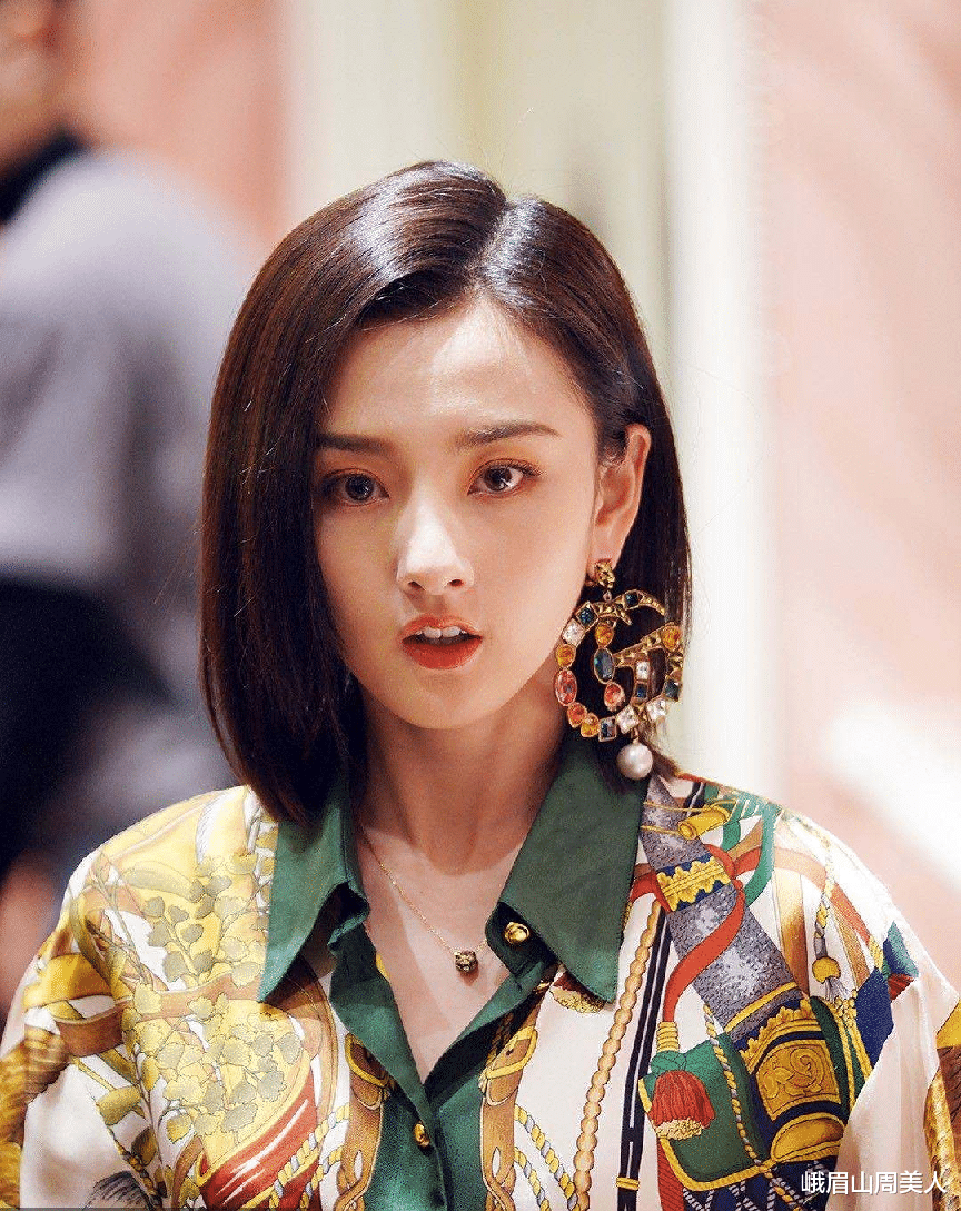 发型 脸上有这3个“特征”的女生,别再披头散发了,露出五官更女神