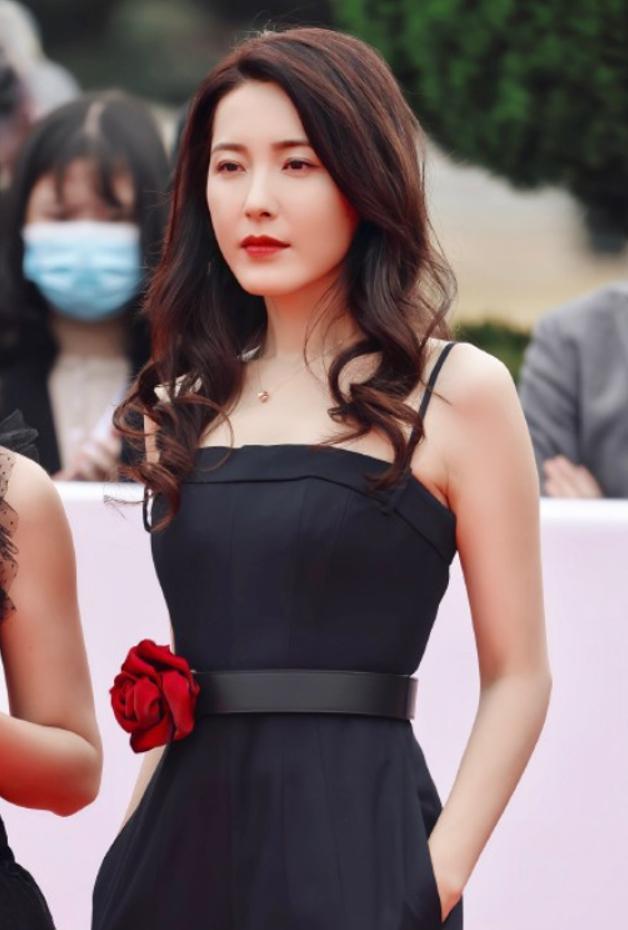 曾黎|曾黎被拍低调现身央视大楼，与网友热情打招呼，疑参与春晚的录制