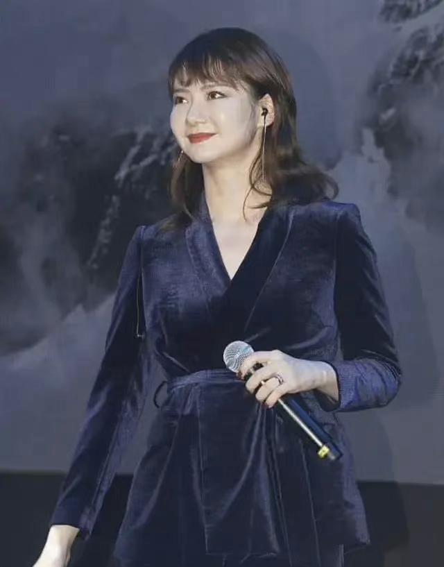 海盐 红毯接连翻车：显脸大、老态、油腻，女明星也难逃刘海魔咒？
