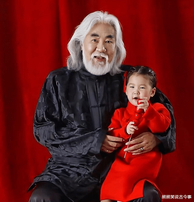 张纪中|张纪中陪妻女海南旅游，妻子气质高雅，女儿呆萌可爱