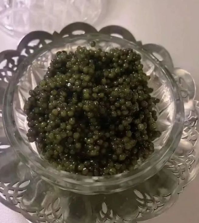 王诗龄|李湘带女儿逛打折村，王诗龄街边大口吃冰淇淋，被认出后满脸不悦