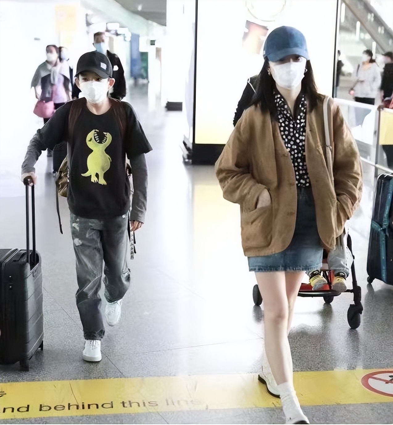 董洁|董洁携儿走机场,她自己扮得青春洋气,13岁顶顶独推行李让人心疼