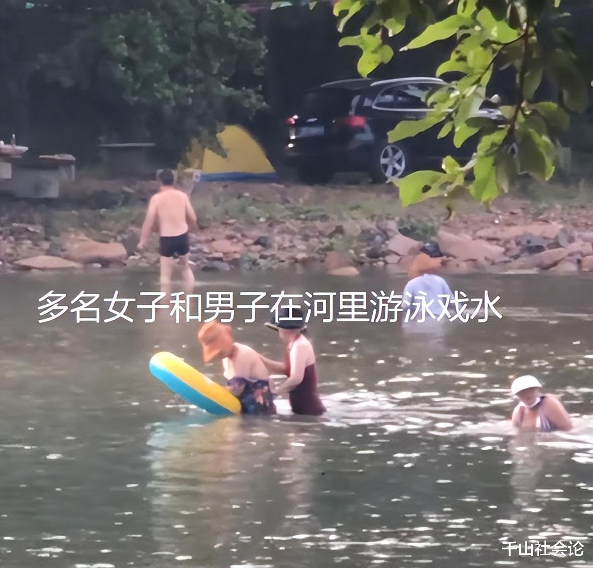 俩女子在河里戏水,无视他人褪衣搓澡,陌生男子拿出手机拍照谴责