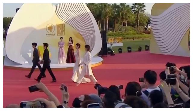 陈妍希|金鸡奖红毯尴尬多:关晓彤别扭,陈妍希发福,张梓琳“加戏”