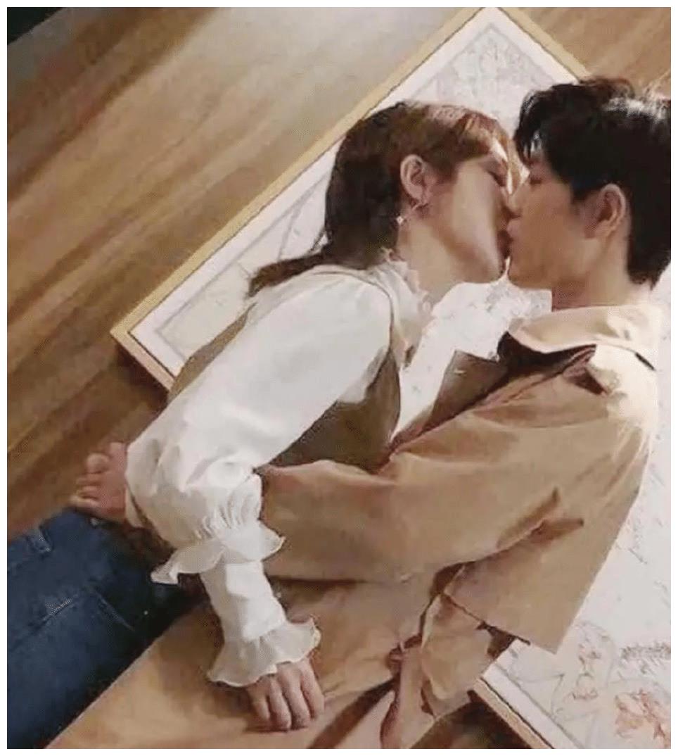 杨紫|肖战和杨紫聚餐:摸杨紫头、说悄悄话,团队回应:艺人一直单身