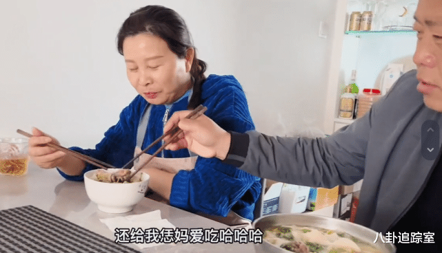 阿雅|田静父母高调秀恩爱，悦悦长出门牙像极了许敏，网友：有爱的家庭