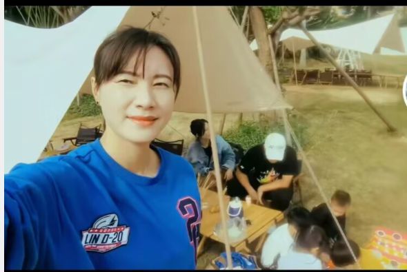 谢杏芳|林丹一家三口外出度假，谢杏芳素颜露面气质好，5岁儿子被赞帅气