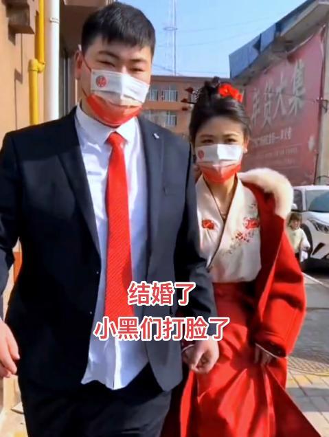 陈萌|陈萌自曝体重仅90斤,疑戴百万辣绿翡翠手镯,网友:当心不孕不育