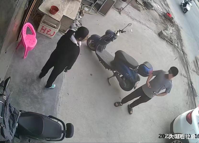 门店前不能停车?福建一男子停车去拿快递,一句话跟老板吵架了