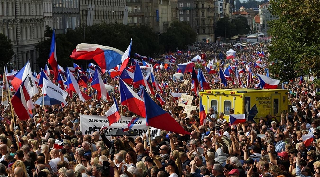 俄罗斯对欧无限期断气后,捷克爆发7万人抗议,德媒:下个就是咱