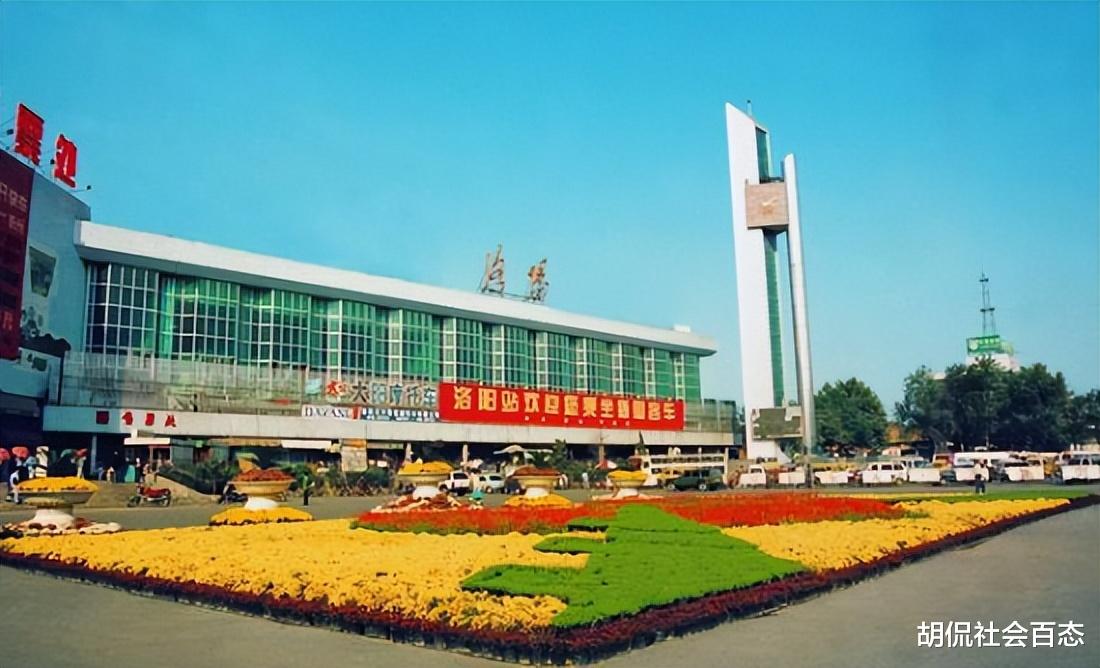 女乘客欲下车觉得裙摆被拉住,低头一看羞了,男乘客:真的不怪我