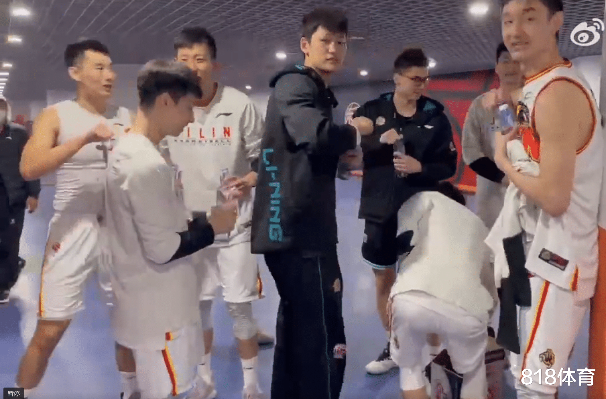 吉林男篮|燃爆! 吉林历史性淘汰首钢, 琼斯带领全队给主教练王晗疯狂浇水庆祝