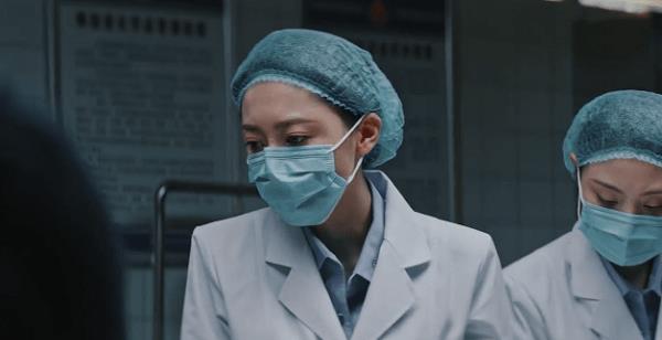 |《通天塔》：崔善在通天塔再次醒来，竟有人在背后偷偷观察她