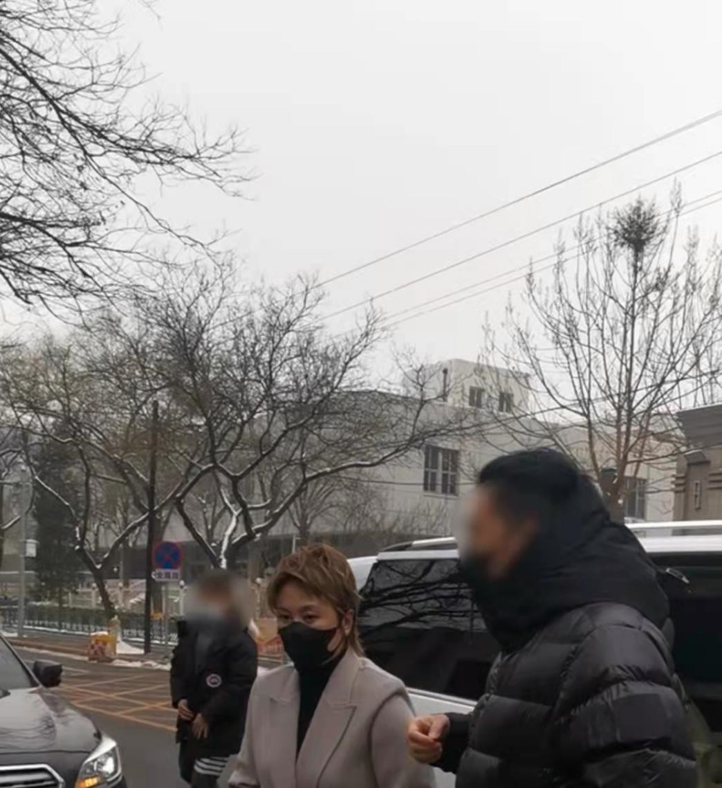 央视春晚|马丽参加春晚彩排，戴黑色口罩难掩憔悴，身旁不见搭档沈腾引猜疑