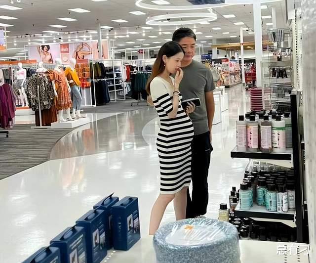 美丽|刘强东在美国？章泽天已怀上二胎，夫妻牵手逛超市尽显甜蜜