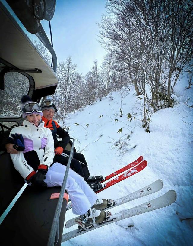 李嘉欣|54岁李嘉欣62岁许晋亨,情人节滑雪秀恩爱冻够呛,一身行头七位数