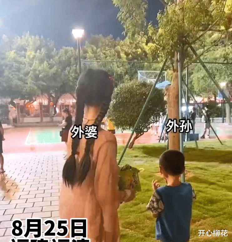 福建52岁大妈身材如少女,和外孙站在一起像姐弟,女儿自愧不如