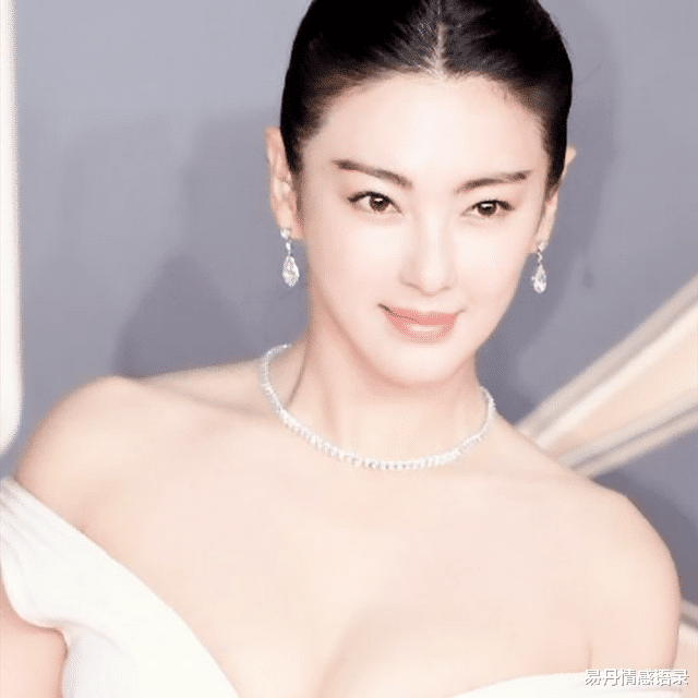 美丽|还迷恋排骨胸呢？18位“挂历女神”告诉你，珠圆玉润才是绝色