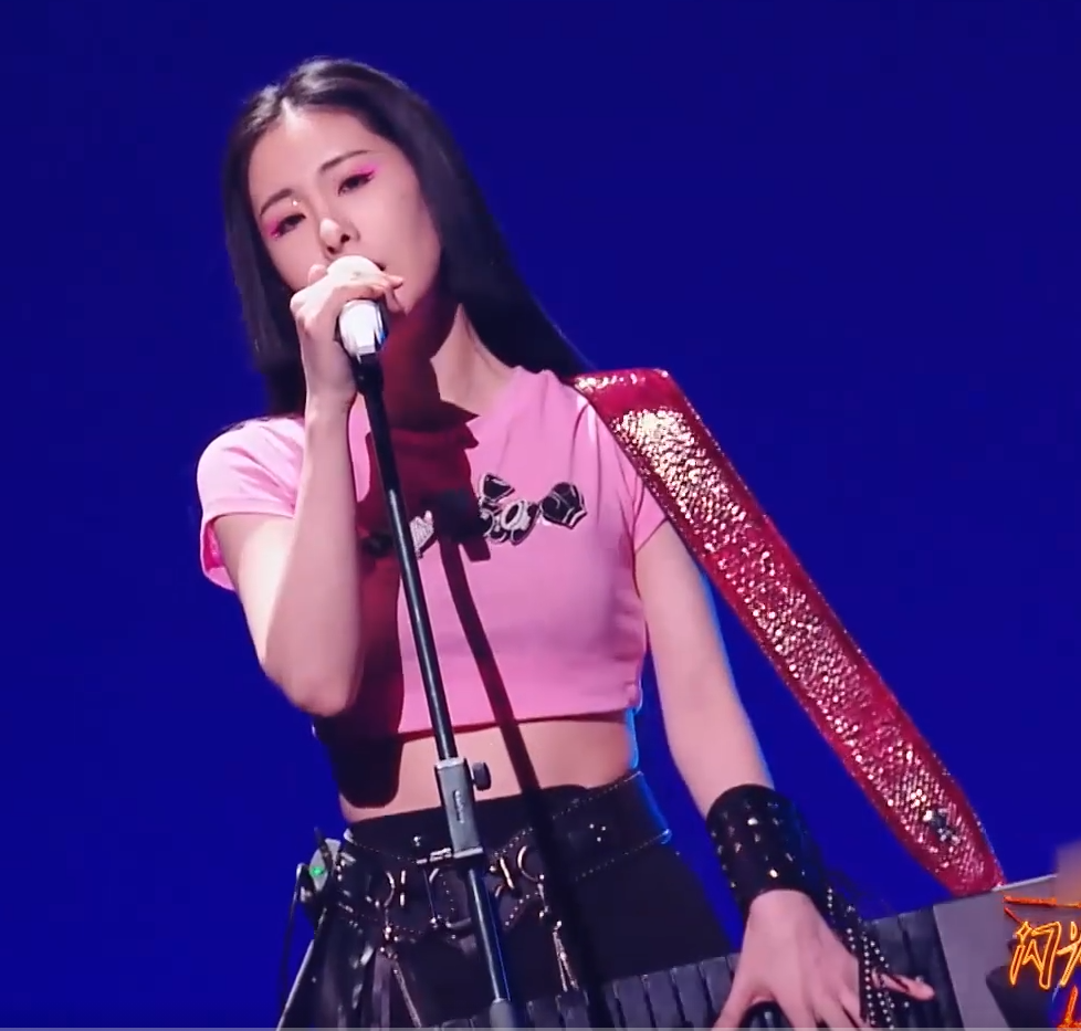 张碧晨|暴走甜心?张碧晨首次表演朋克风,台下明星被圈粉,张楚直接邀请