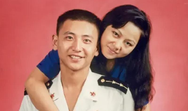 驾驶|王伟的遗孀阮国琴近况如何?上校军衔至今未再嫁,坚信丈夫会回来