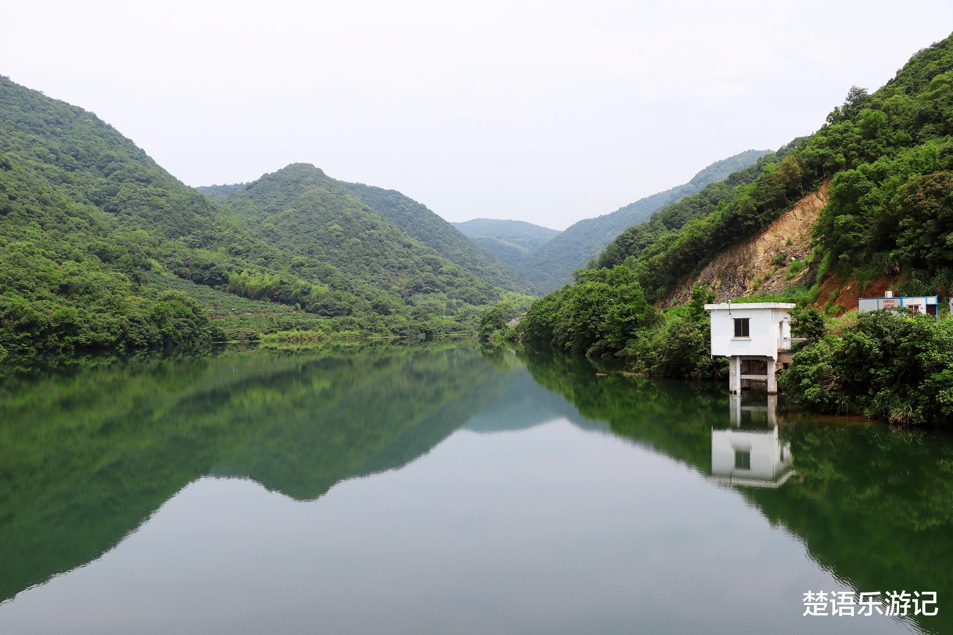 |浙江宁波居然有一个民族村，背山面海清溪流淌，两条古道险峻优美