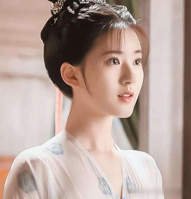 娱乐圈|骨瘦如柴、全身涂白、满嘴假牙,娱乐圈的这些“审美”真不高级