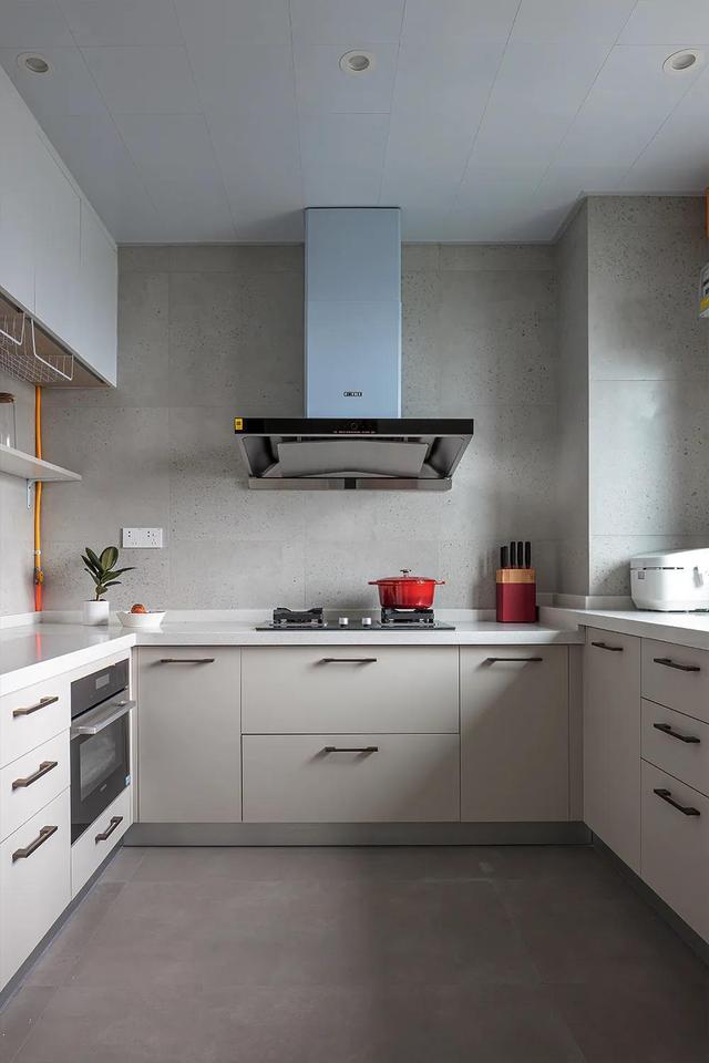 她家134㎡,全屋装修素雅高级,光一个阳台就把人迷住了,好喜欢!