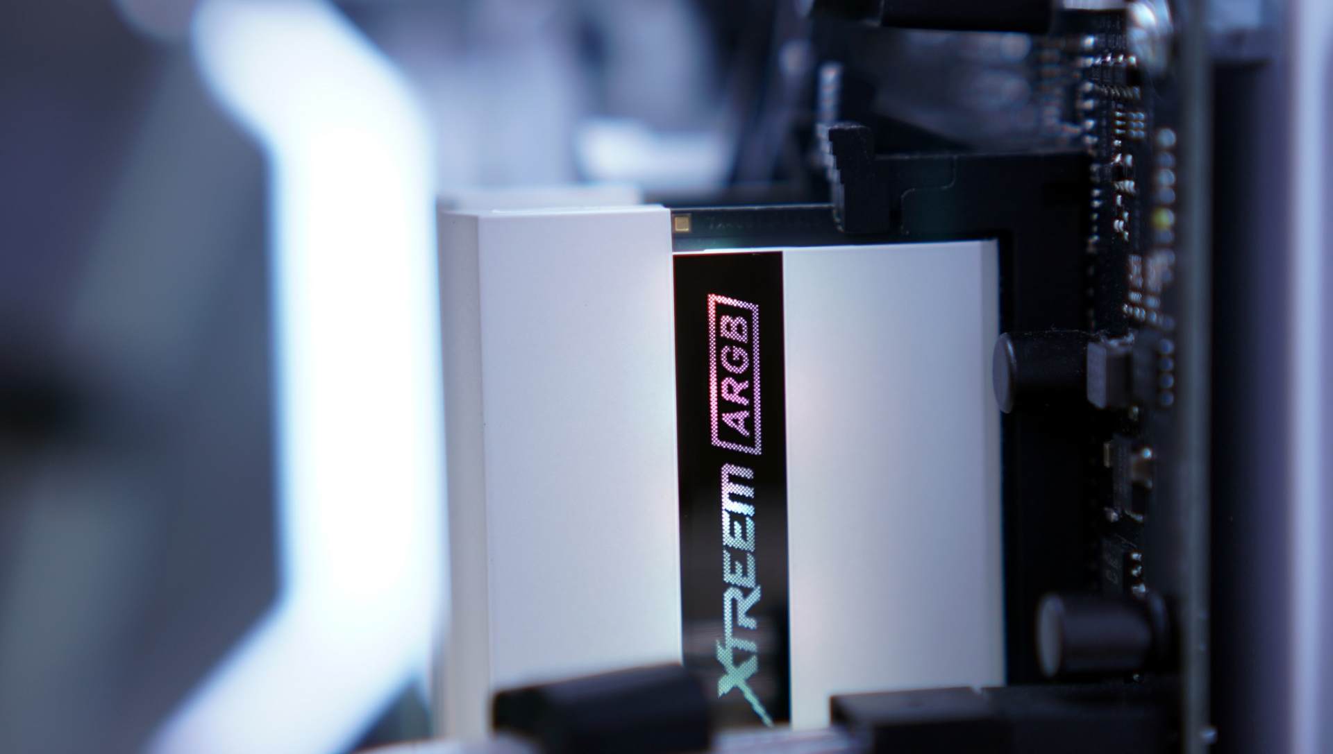 小米科技|白系主机内存篇：十铨梦境DDR4-4000 RGB内存开箱