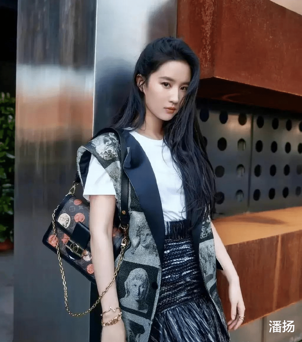 刘亦菲|刘亦菲已经回到美国生活，去看望亲人，打扮朴素在街头散步心情好