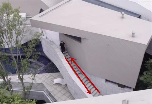 500的别墅,厨房开两扇门,通向客厅连接车库,动线合理不绕路