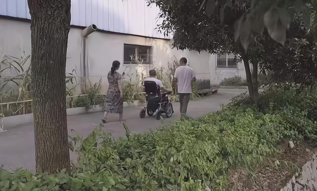 流言蜚语|她带着前夫改嫁，3人同住一屋，用8个字回应流言蜚语，暖心