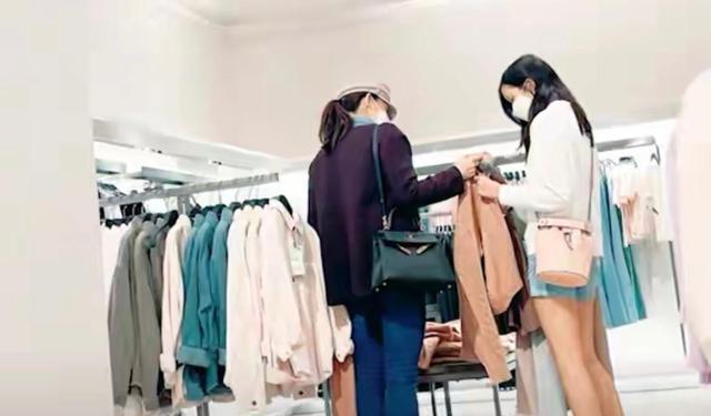 吴美珩|50岁吴美珩携女逛街罕露脸,打扮休闲难掩气质,15岁女儿身材高挑