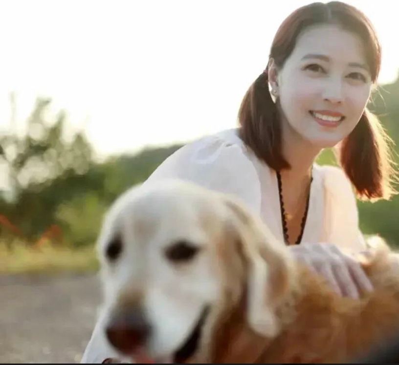 发型 周海媚越活越年轻,穿公主裙还扎双马尾好俏皮,看着哪像55岁的人