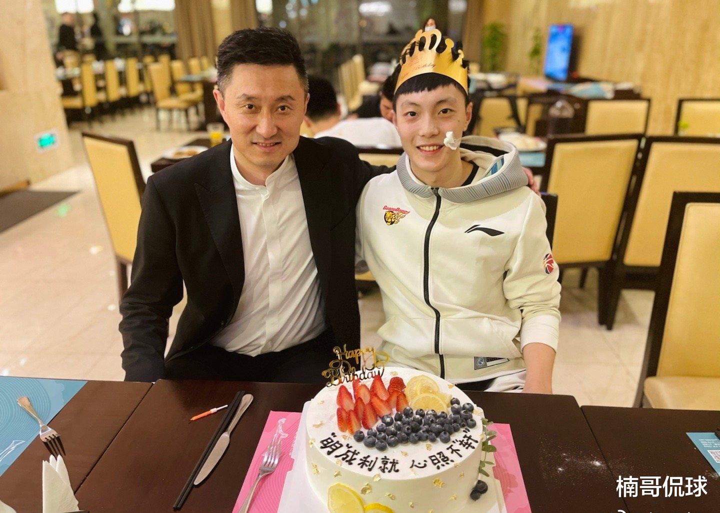胡明轩|胡明轩父亲罕见现身！65岁在舞蹈学校当教练，妻子人气高相差15岁
