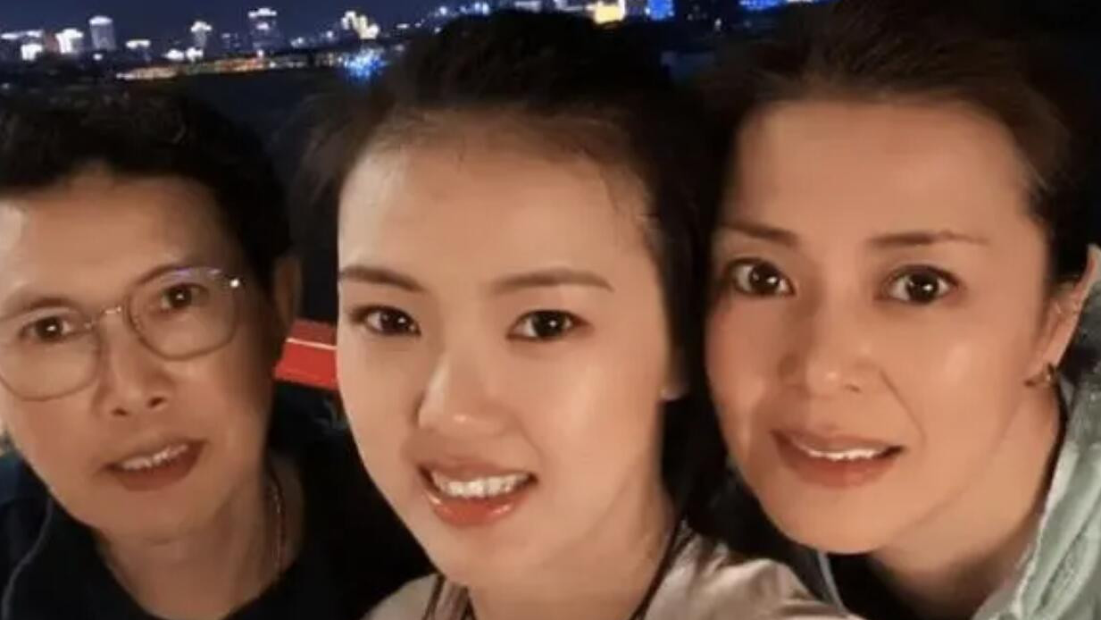 |张常宁再遭质疑，亲爸爸去世仍在玩耍，上综艺恐另有原因