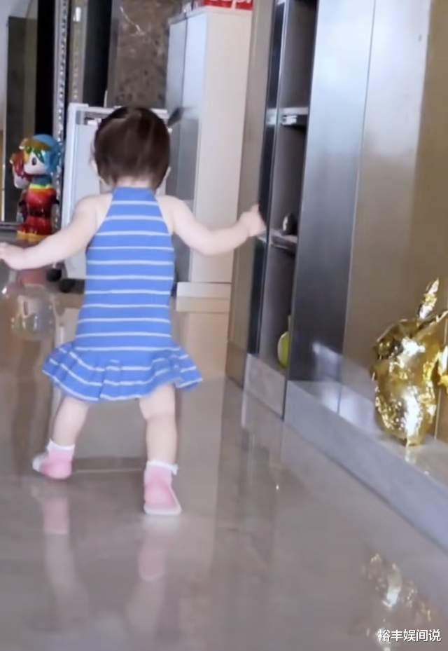 小蛋饺|杜淳分享女儿近照，一岁小蛋饺已经可以跑步，扎俩小辫子超可爱
