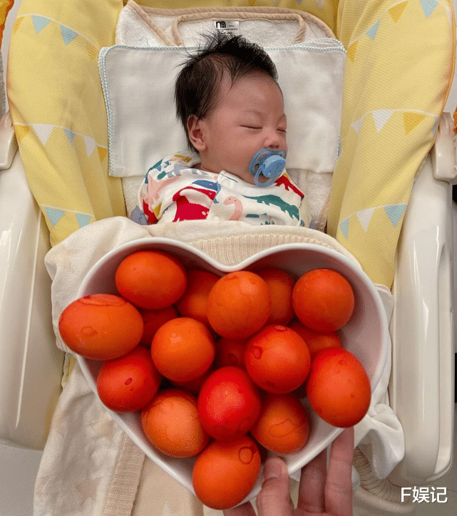 黎诺懿|TVB小生黎诺懿一家为小儿子庆祝满月 晒小儿子的全身熟睡可爱萌照