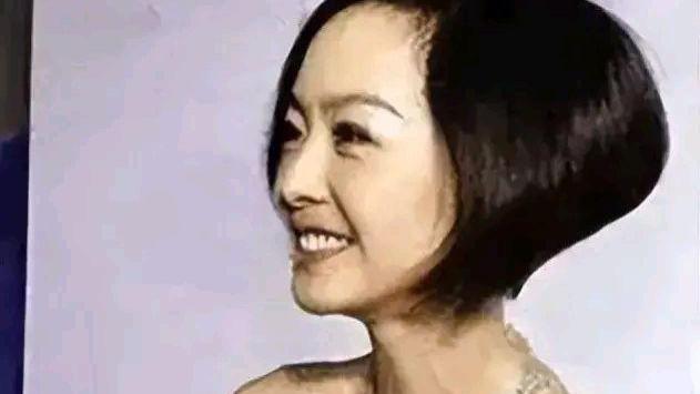 女孩 女明星保持身材有多拼：为了巴掌腰，鲁豫曾想去掉两条肋骨
