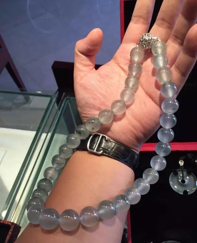 |1800万的至尊木那翡翠原石，切开全是裂，货主含泪车珠子