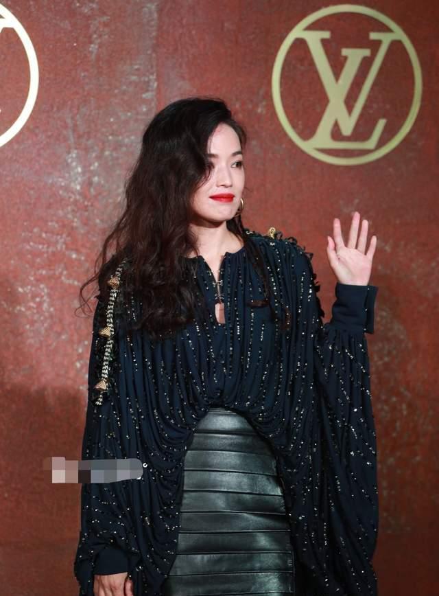 lv LV大秀！三代谋女郎同场，周冬雨章子怡翻车，舒淇钟楚曦用力过猛