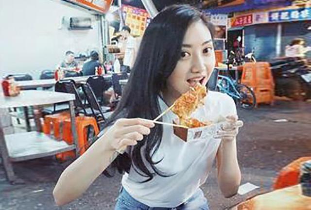 景甜|景甜逛夜市旧照曝光,“吃肉串的动作”惹争议,被质疑故意摆拍