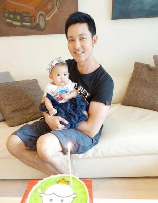 参观立威廉生活中的家,装修以白色和亚麻为主,朴素得像普通家庭