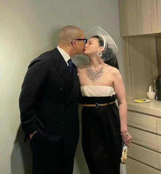 具俊晔|具俊晔低调返台陪大S过情人节,打扮时尚前卫,和友人合影没架子