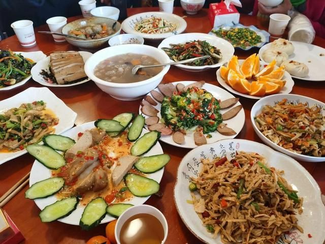 东北女孩来广东吃喜酒,随500块钱,菜端上桌,网友:这下尴尬了