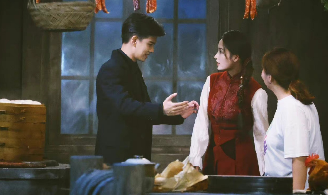 李沁|任嘉伦《请君》铠甲路透好霸气！李沁白衣卷发唯美，同框照很绝！